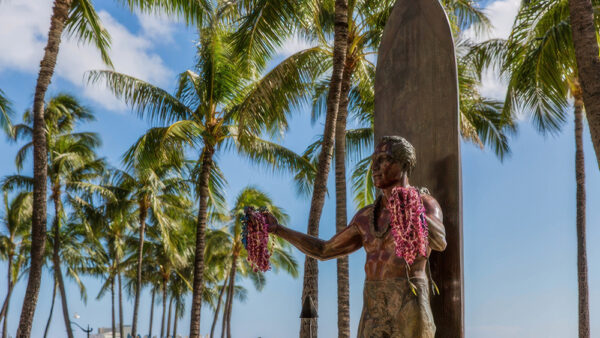 Duke Kahanamoku Statue – Honoring the Legendary Hawaiian Swimmer and Surfer