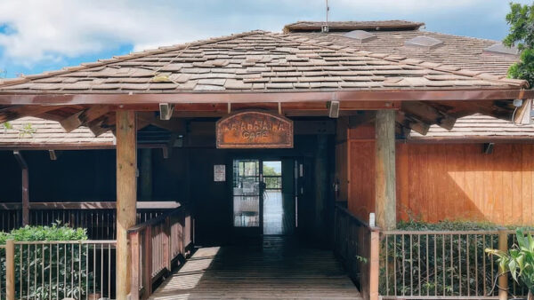 Kaahaaina Cafe – A Scenic Cafeteria with Ocean Views on the West Coast