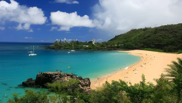 Waimea Beach on Oahu’s North Shore – Outstanding Water Clarity and Massive Waves Over 30 Feet