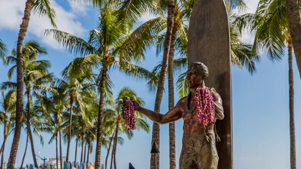 デュークカハナモク像【ハワイで最も有名な水泳選手＆サーファー】