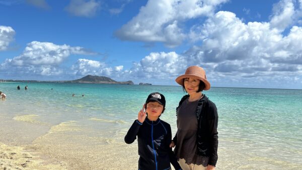 1日目は初めてオワフ島１日制覇に、
2日目はダイヤモンドヘッドに行くツアーに参加しました
子供と2人旅で長く来ていないハワイだったので，とにかくいろんなところを見て回って体験したいと思っていました
最初にブーツ&キモズのパンケーキを並ばず食べられたのは良かったです
ラニカイビーチ，カイルアビーチも絶景で素敵でした
ドールプランテーションによってアイスクリームを食べて、ハレイワタウンでお買い物，ガーリックシュリンプもわざわざ買って来て頂いてとても美味しく頂きました
ワイメアビーチでも子供は大はしゃぎで泳いでましたし、タンタラスの丘の夜景も最高で充実した1日でした

2日目はダイヤモンドヘッドに登りました
kccマーケットでは人気のお店を教えてもらって、パイナップルジュースやアワビ(最高です)を食べたました
美味しかったなぁ
その後カカアコのアートの街を探索し、帰りはアラモアナで降ろしてもらいました
午前中のツアーでしたが、個人だったらこの短い時間に中々このように回れなかったと思います
この日もとても満足な1日になりました

子供はとにかく喜んでいて、どの場所もとても感動してました
ガイドさんの説明もとても分かりやすく
人気エリアから穴場スポットまで良く教えてくれました
子供と2人旅でこんなにオアフ島を制覇できたことに大満足です
このツアーを選んで本当に良かったと思っています
また、是非参加したいです