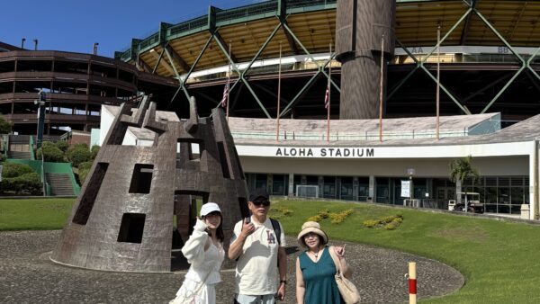 アロハスタジアムスワップミートやポカイベイ、アウラニディズニーと行ってみたかったので、チャーターツアーで申込しました。スワップミートでは欲しい物が買え、ポカイベイではキレイな砂浜やパワースポットに行け、アウラニディズニーでは、ミニーやチップとデール、リィナベルに会えたし欲しい物も買えて娘が喜んでました。帰りにコストコにも寄っていただき、お土産は安く買えました。また是非お願いしたいと思います。