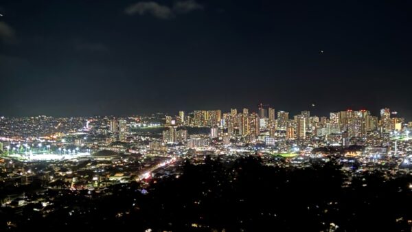 宇野さんのおかげで楽しい一日になりました。
レンタカーでの観光も考えていましたが、スムーズに周れて家族一同お願いして良かったねと話していました。
美味しいものたくさん教えてもらえて、お腹いっぱいの大満足ツアーでした。
またハワイに伺う際はよろしくお願いします。